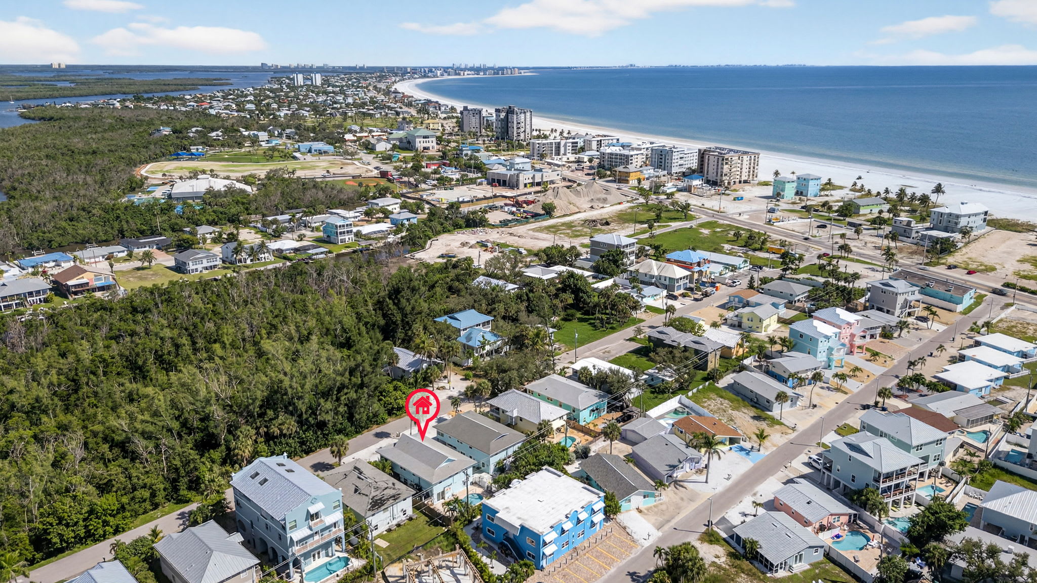 Cottage 2 Bedroom Heated Pool 1 Block to Beach