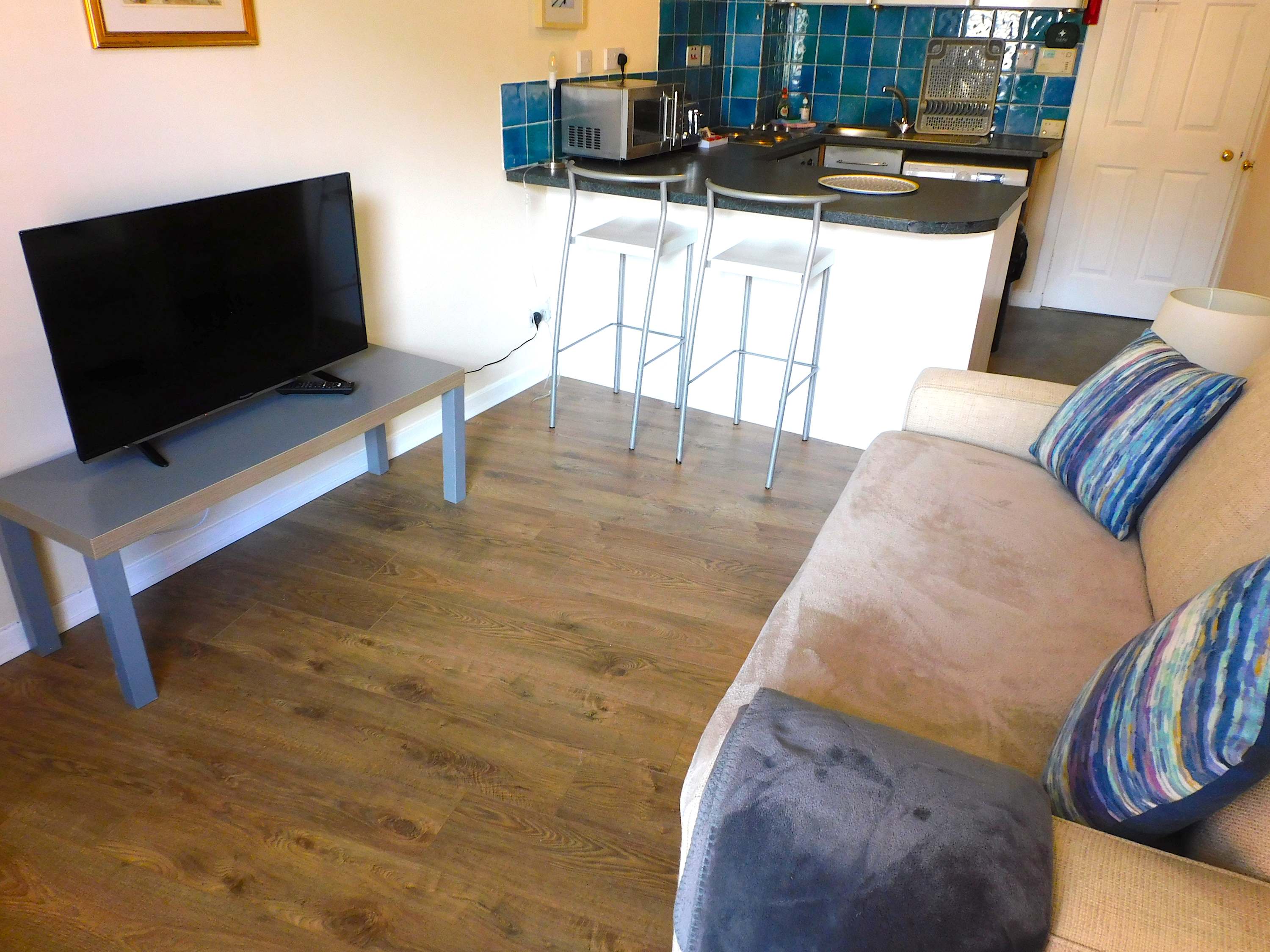 Fabulous location, One Bedroom West End Flat, just off Byres rd, close 