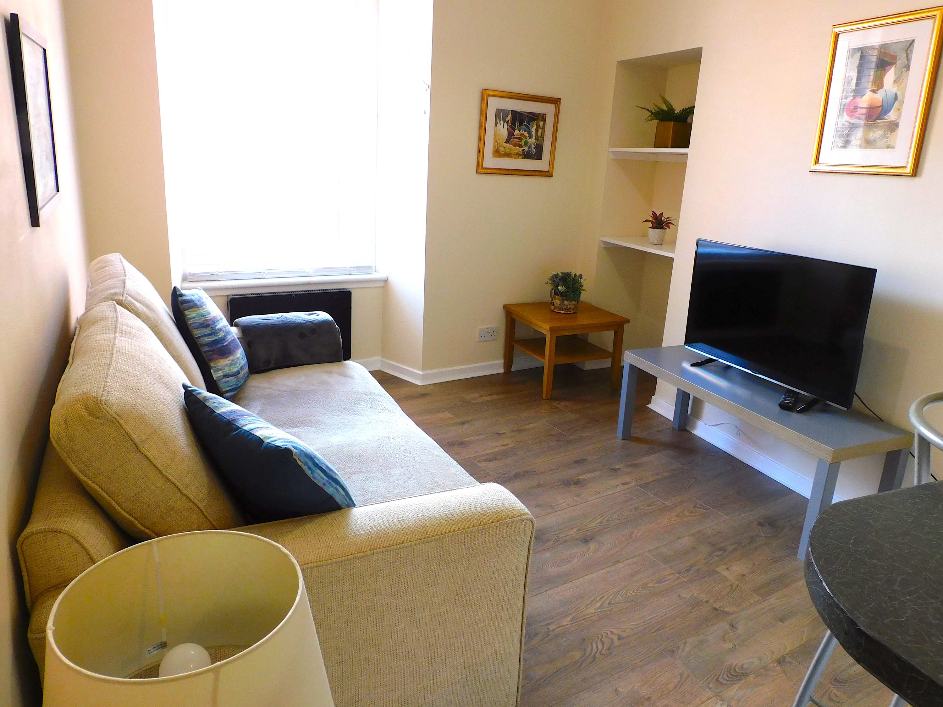 Fabulous location, One Bedroom West End Flat, just off Byres rd, close 