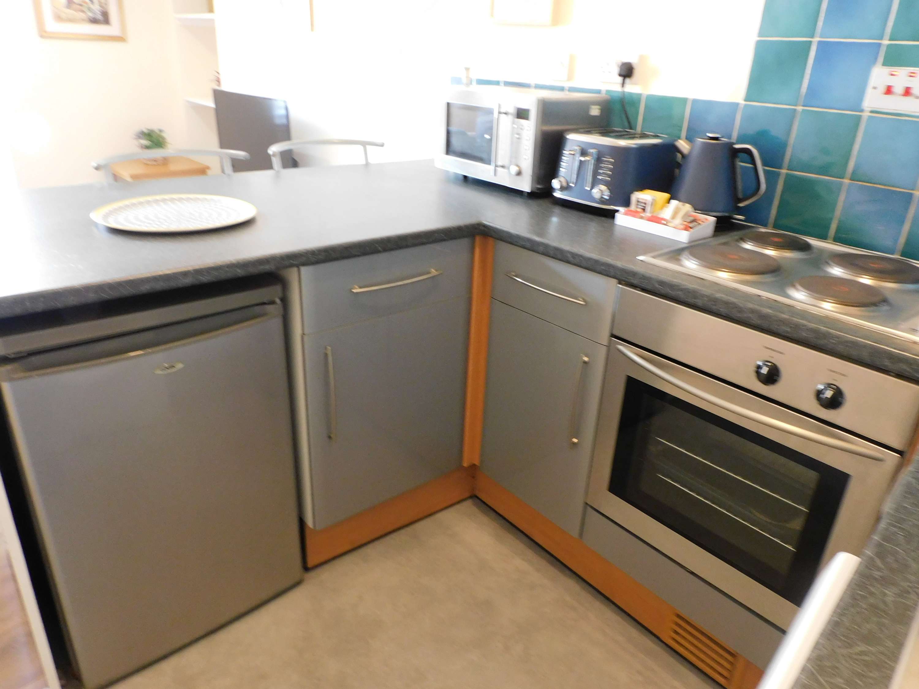 Fabulous location, One Bedroom West End Flat, just off Byres rd, close 