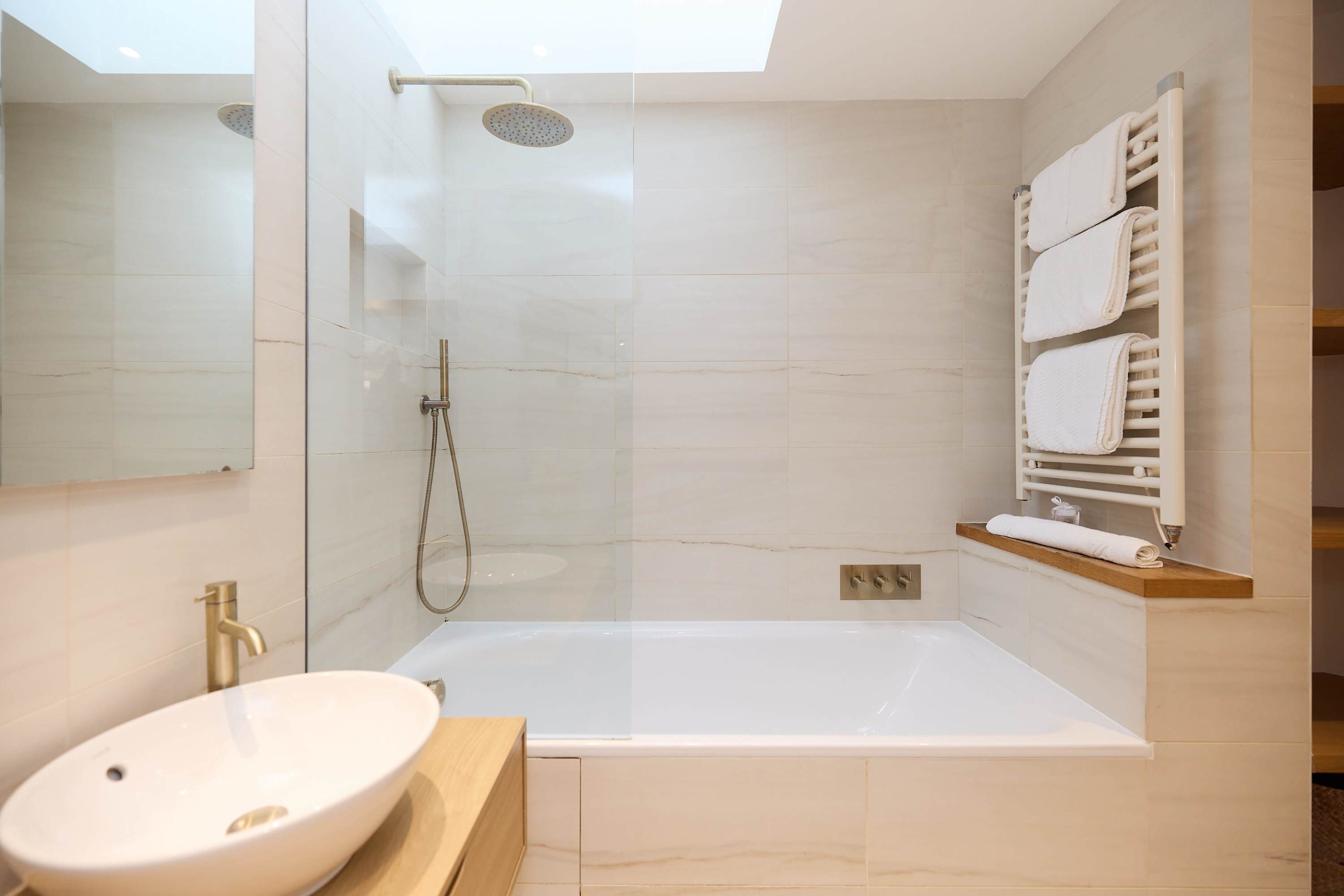 Mill Hill Modern Gem: Garden & Parking Near London in Crowntree Mews 3 NW7 1TR - Property image 7 - VivreStays