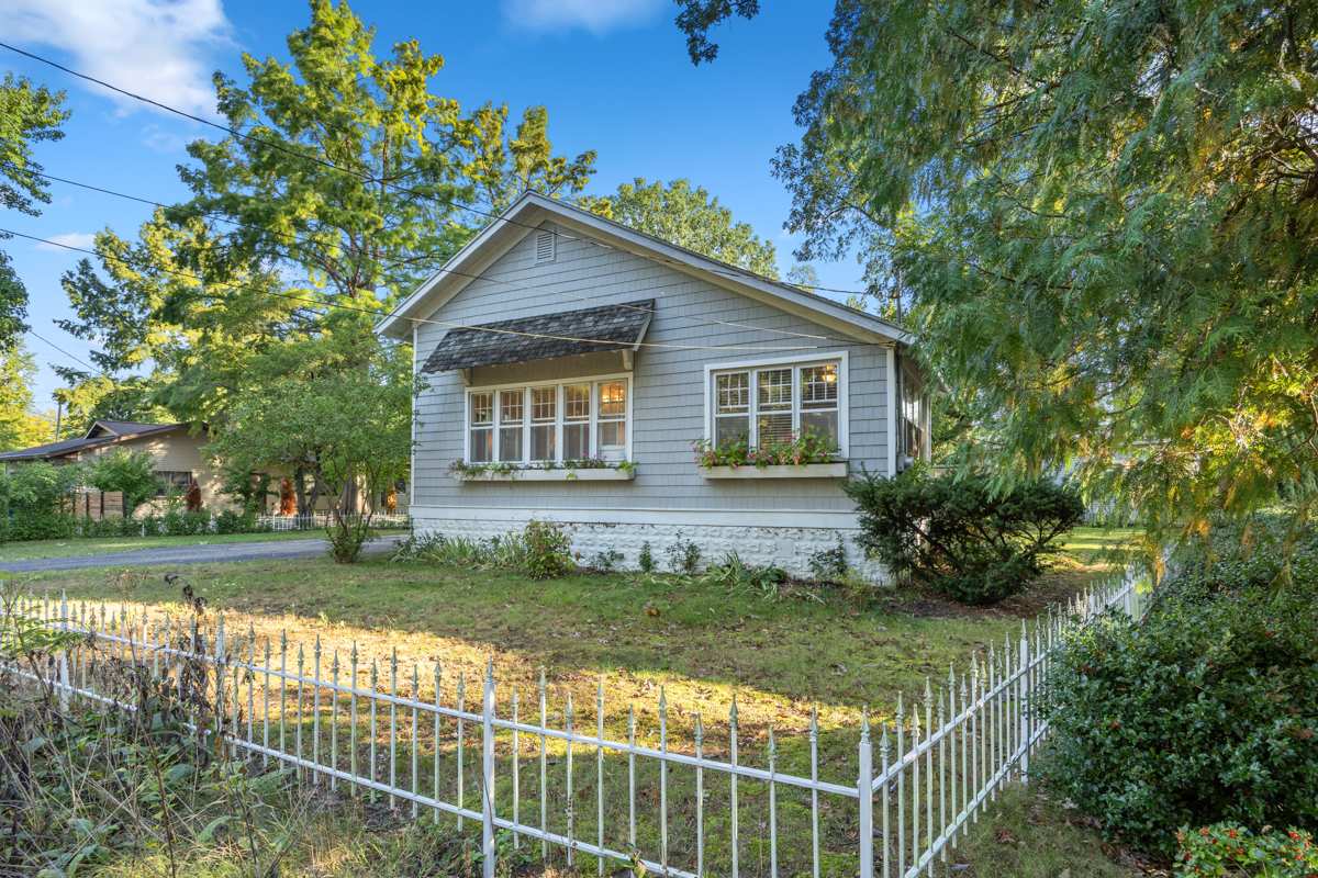 Charming Saugatuck Getaway by Lake Shops 27