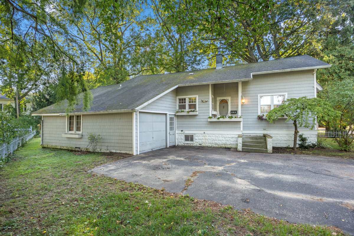 Charming Saugatuck Getaway by Lake Shops 29