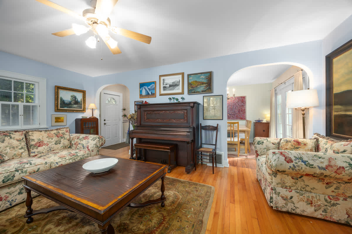 Charming Saugatuck Getaway by Lake Shops 3