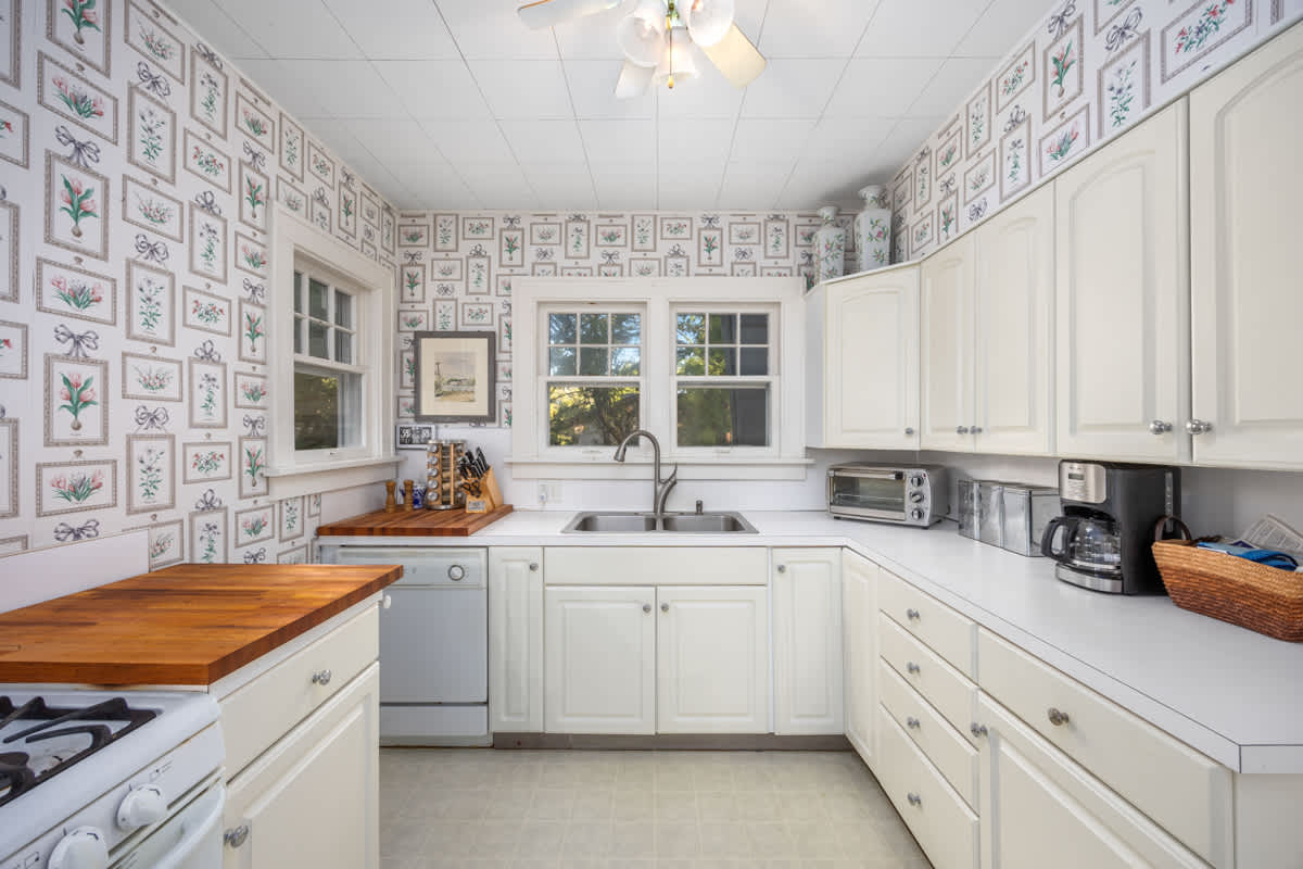 Charming Saugatuck Getaway by Lake Shops 2