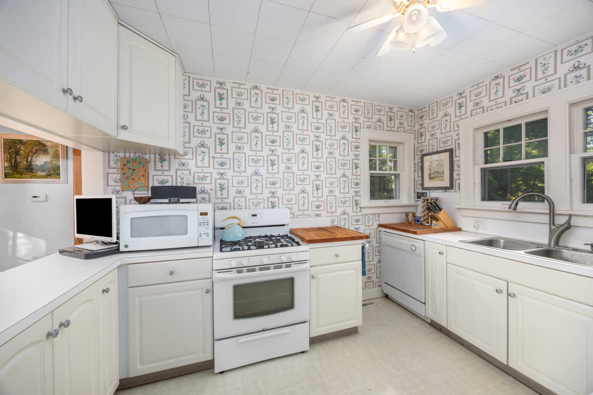 Charming Saugatuck Getaway by Lake Shops 11