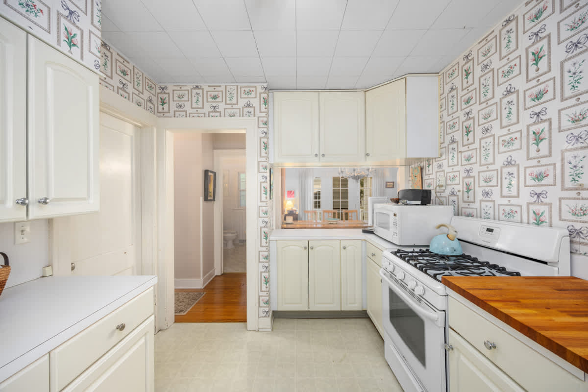 Charming Saugatuck Getaway by Lake Shops 12