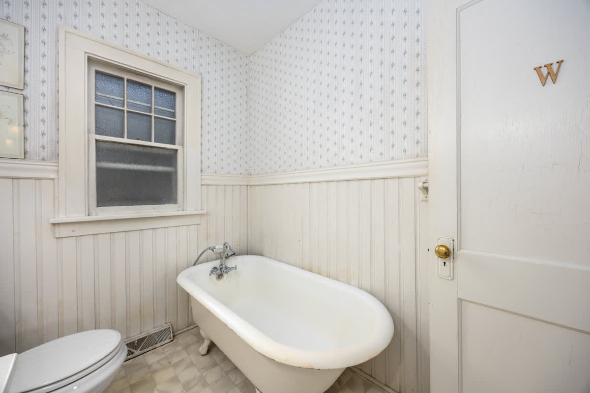 Charming Saugatuck Getaway by Lake Shops 22