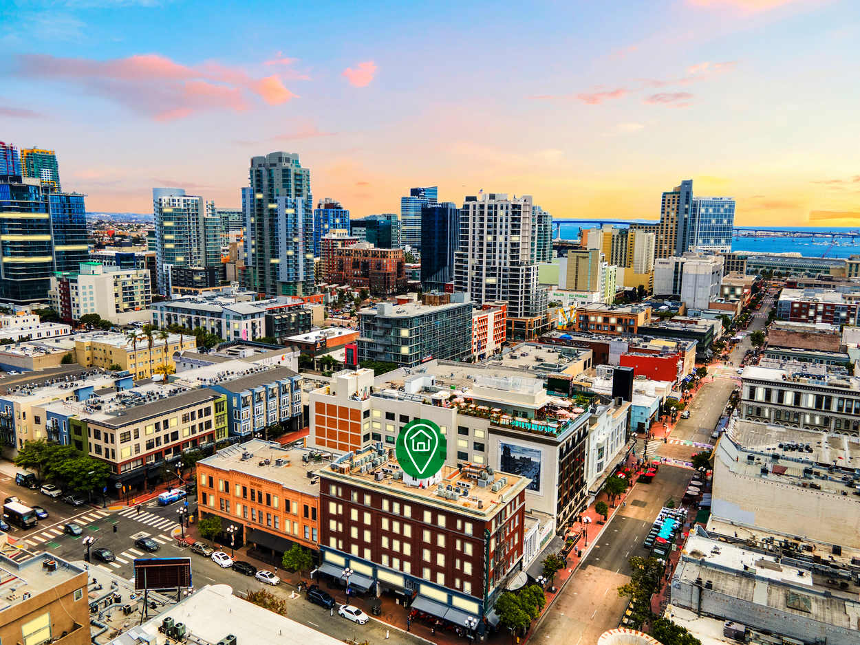 Stylish Kitchen And Modern Amenities - Chic Downtown Sanctuary - Coronado, CA
