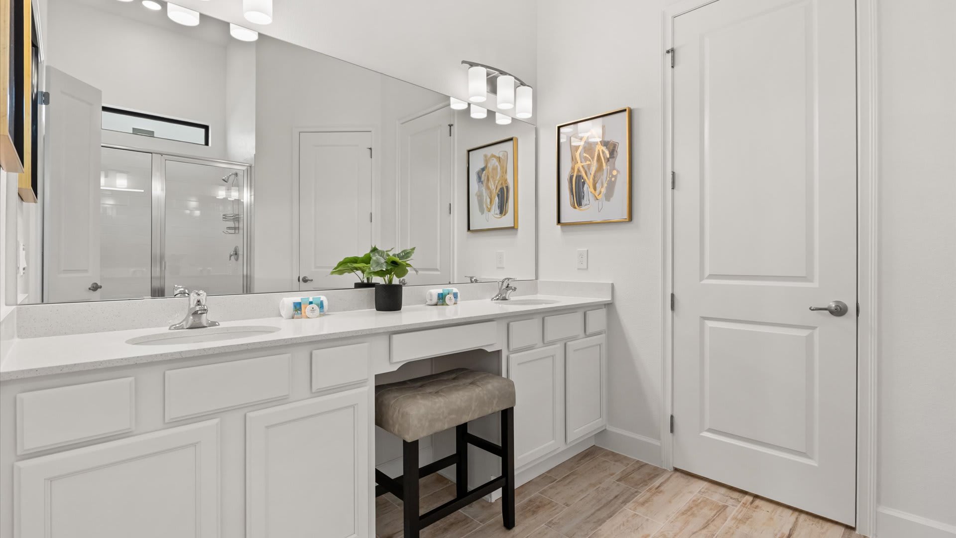 En-suite bathroom with double basin 