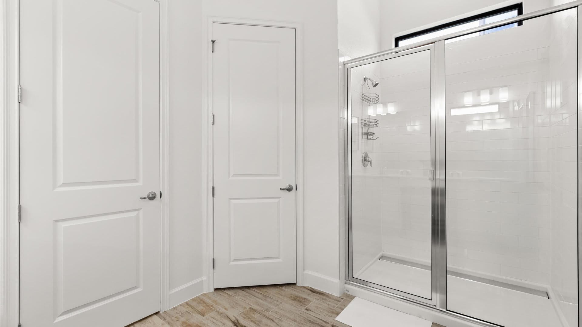 Spacious en-suite bathroom with standing shower