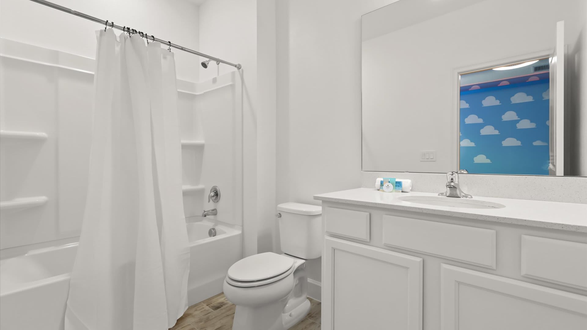 Toy Story bunk bedroom en-suite bathroom 