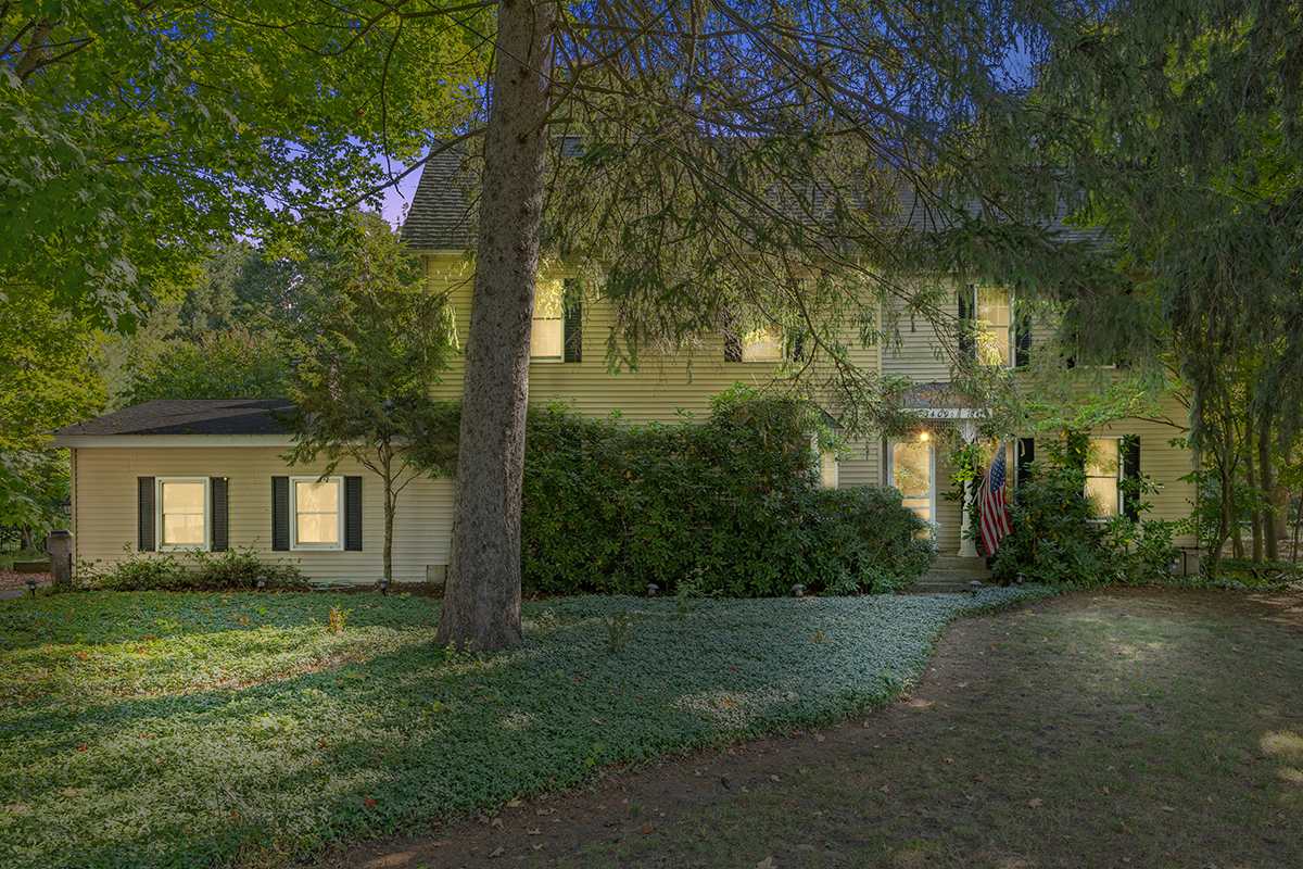 Historic Saugatuck Walk to Lake Shops and Dining 2