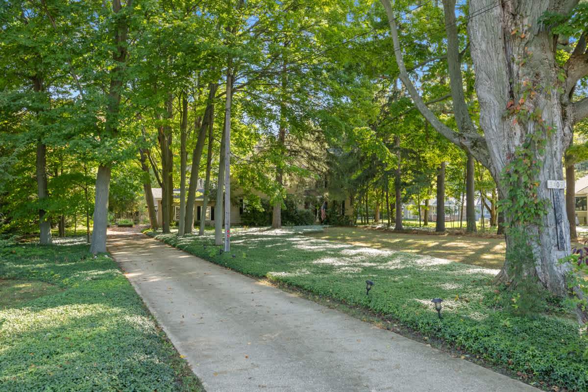 Historic Saugatuck Walk to Lake Shops and Dining 38