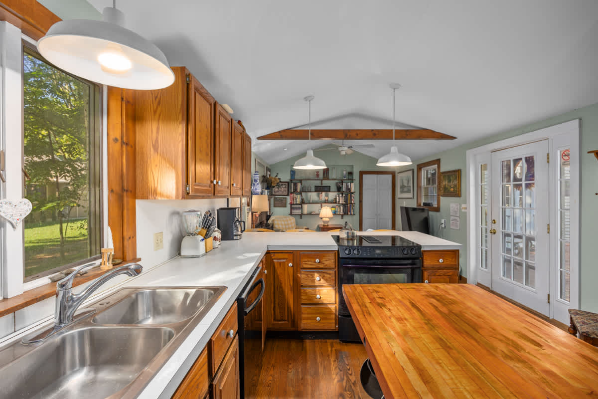 Historic Saugatuck Walk to Lake Shops and Dining 6