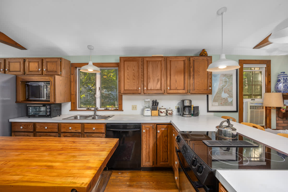 Historic Saugatuck Walk to Lake Shops and Dining 13