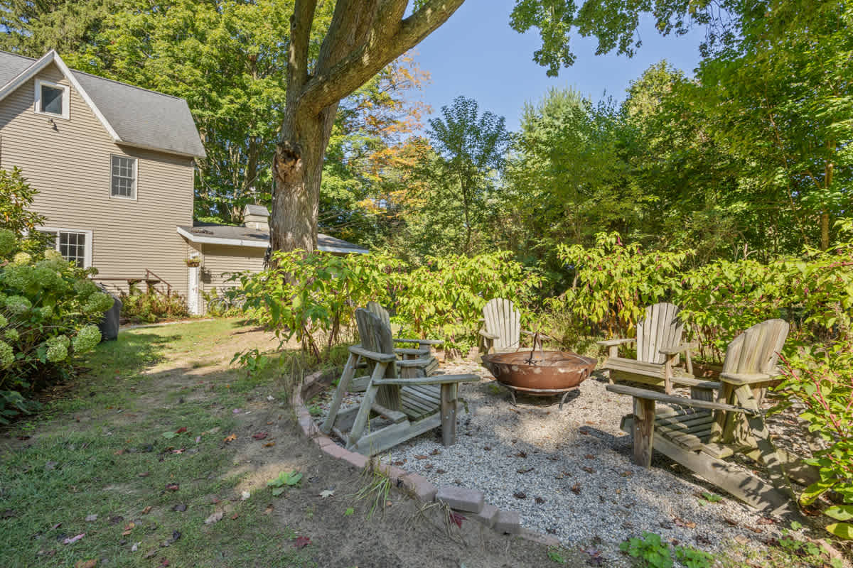 Historic Saugatuck Walk to Lake Shops and Dining 39