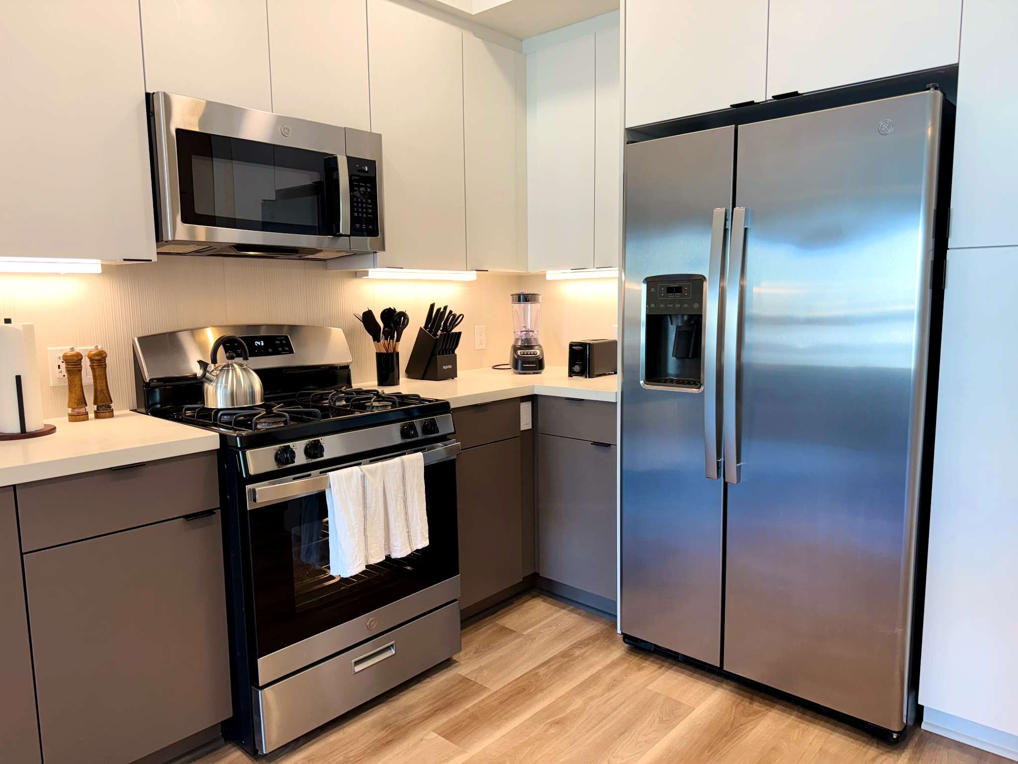 Elegant Apartment 10 Min to Disneyland | Pool & Gym