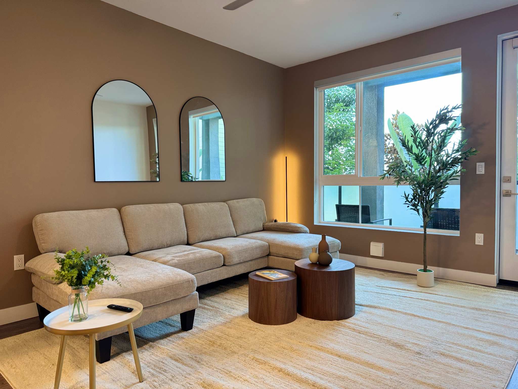 Modern Apartment 10 Min to Disneyland | Pool & Gym