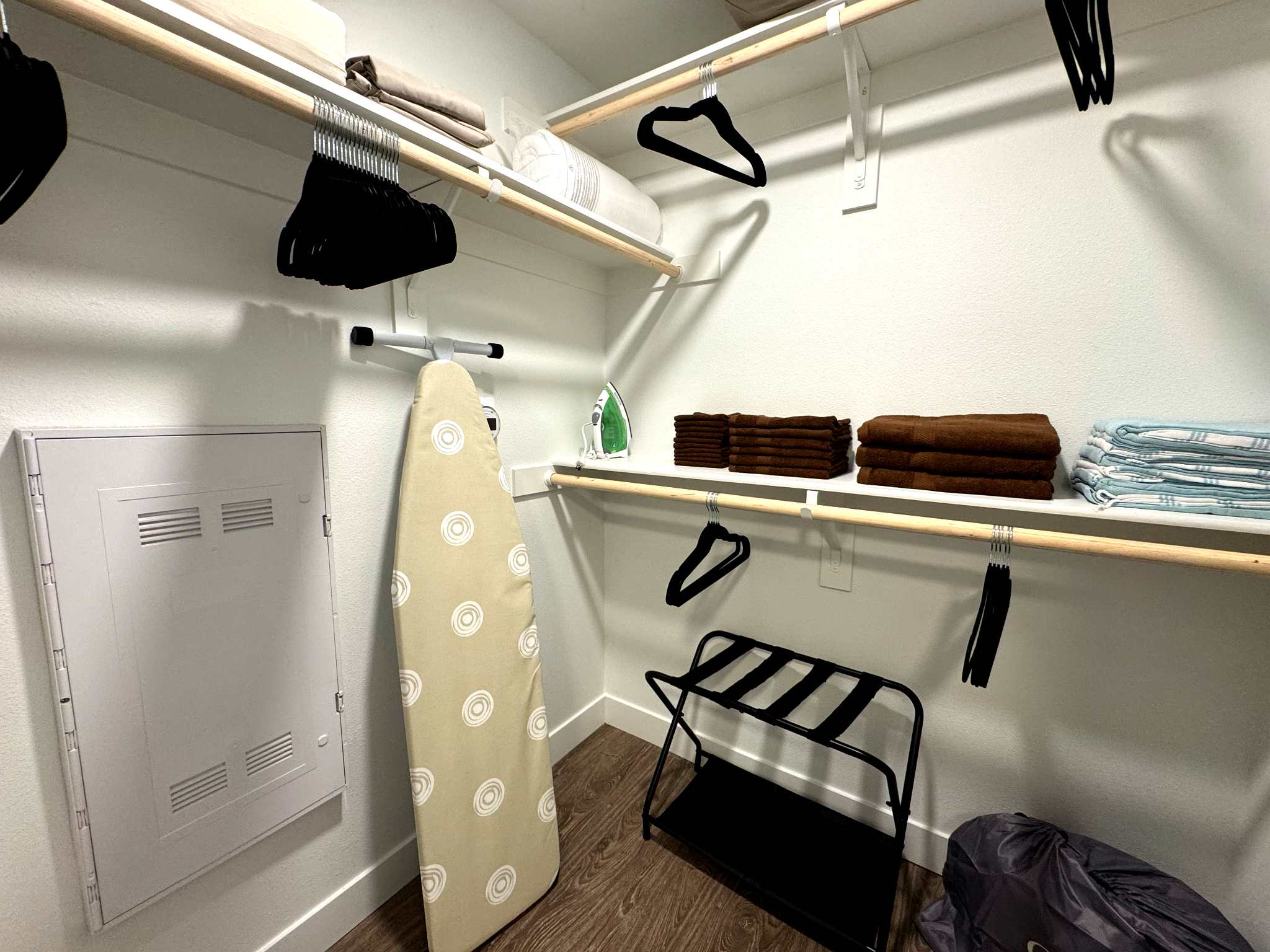 Modern Apartment 10 Min to Disneyland | Pool & Gym