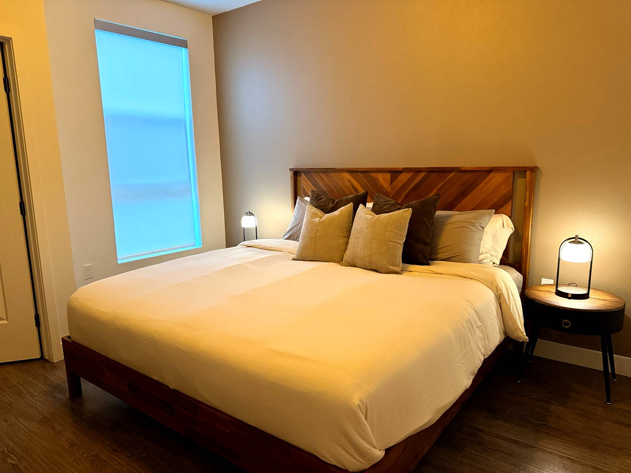 Modern Apartment 10 Min to Disneyland | Pool & Gym