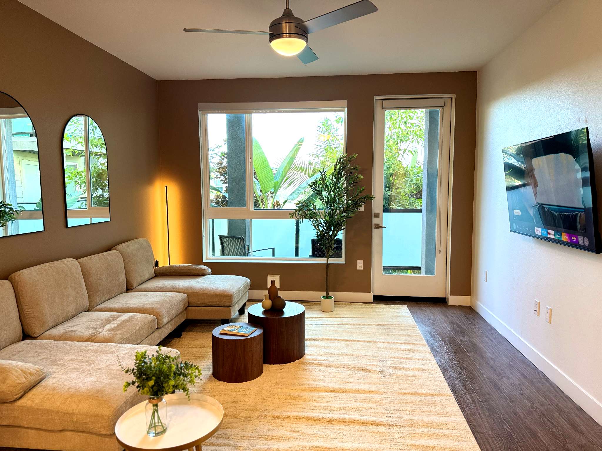 Modern Apartment 10 Min to Disneyland | Pool & Gym