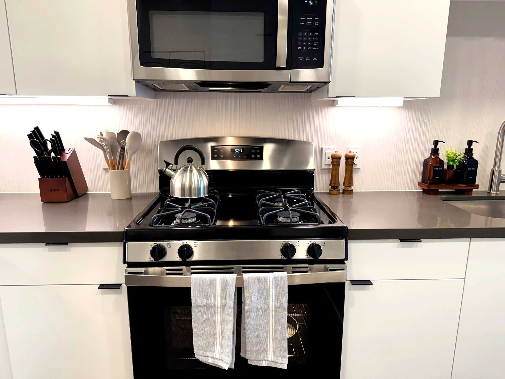 Bright Apt 10 Min to Disneyland w/ Pool & Gym