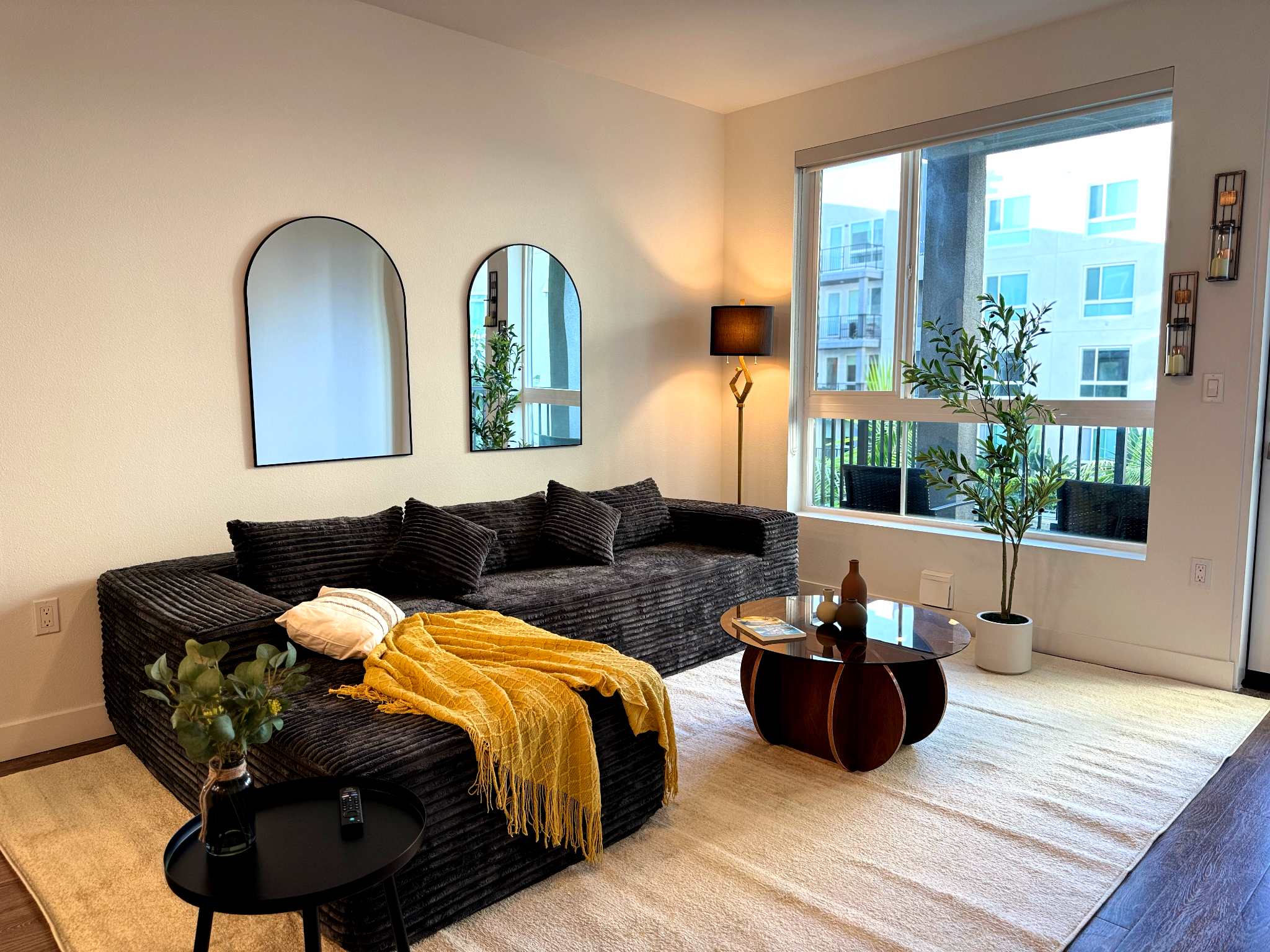 Bright Apt 10 Min to Disneyland w/ Pool & Gym
