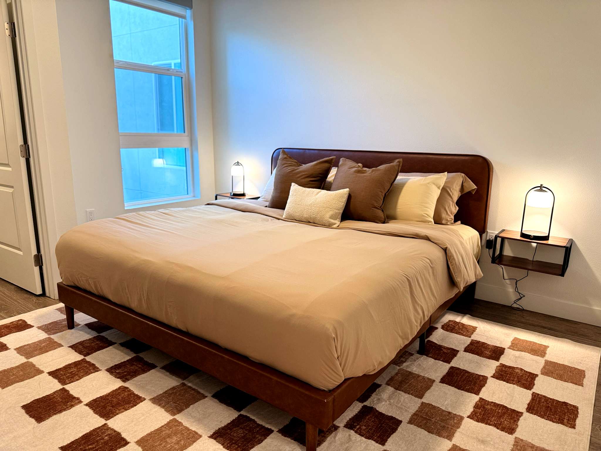 Bright Apt 10 Min to Disneyland w/ Pool & Gym