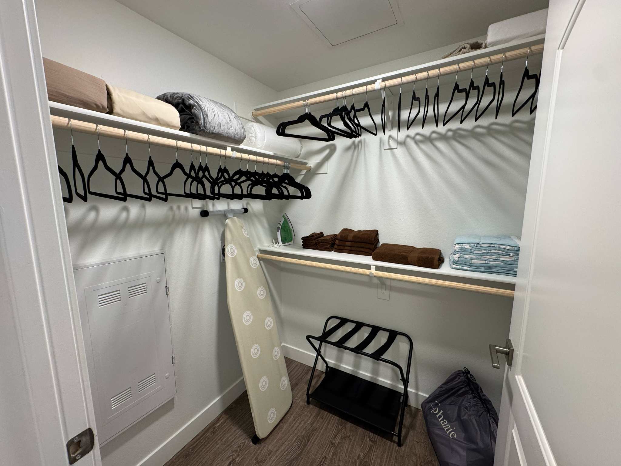 Bright Apt 10 Min to Disneyland w/ Pool & Gym