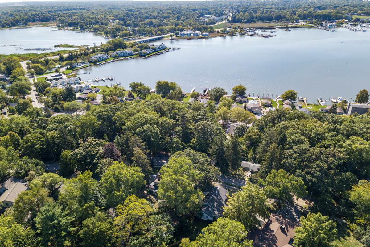 Charming Saugatuck Getaway by Lake Shops 40