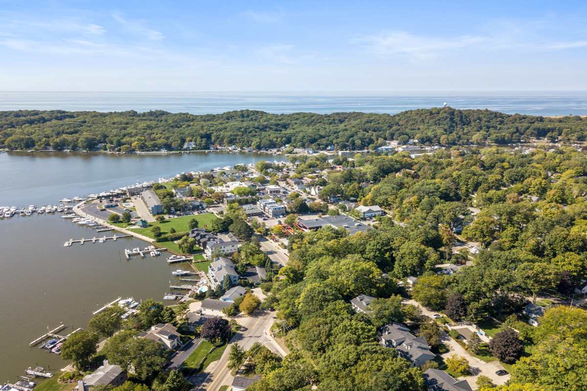 Charming Saugatuck Getaway by Lake Shops 44