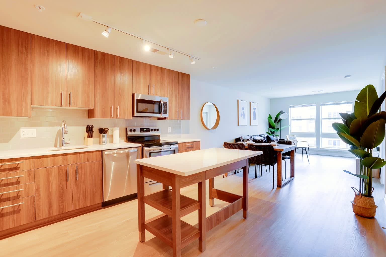 Modern Alexandria Apt | Shopping & Metro Nearby