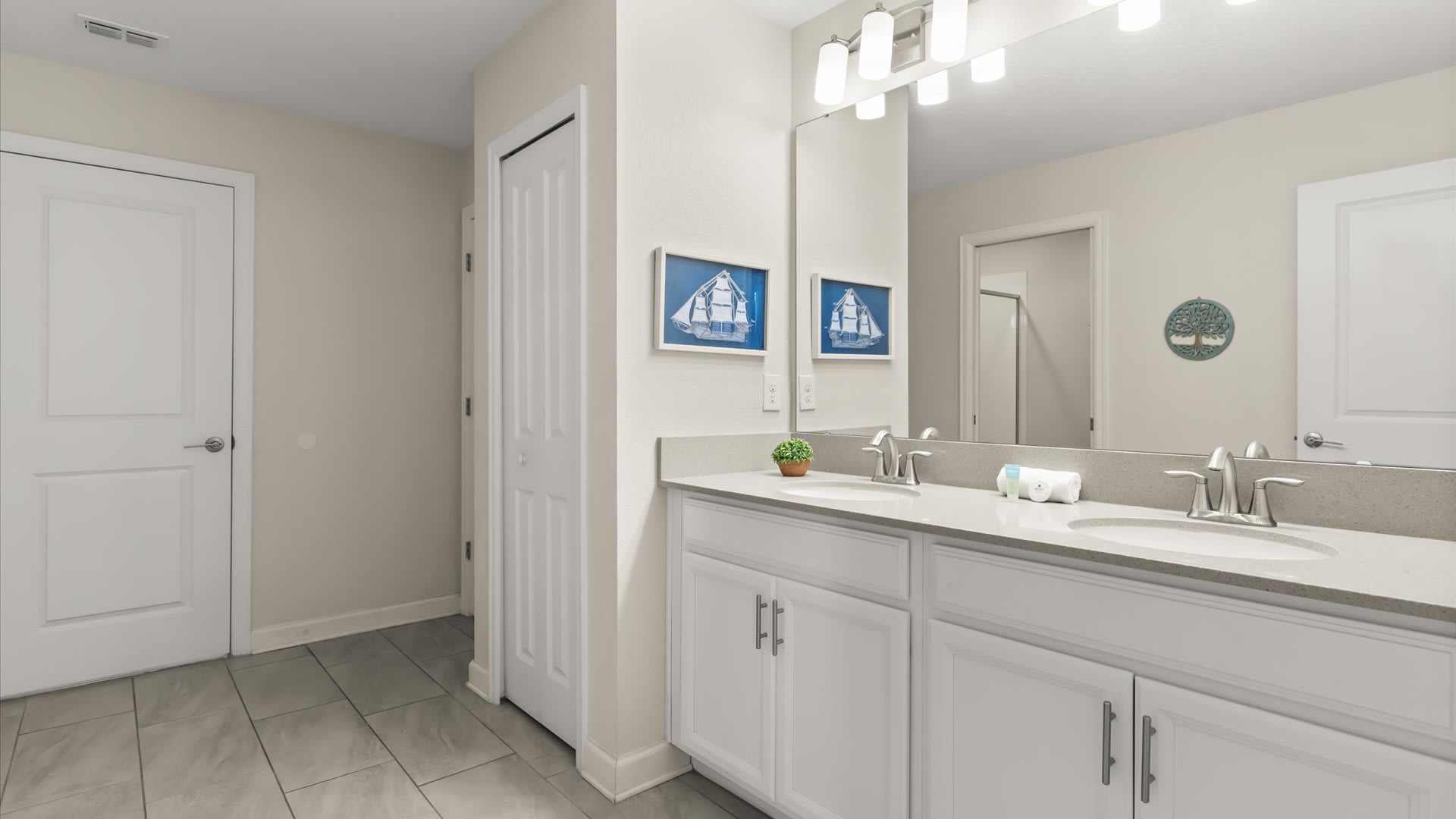 Spacious full bathroom with double basin and spacious standing shower