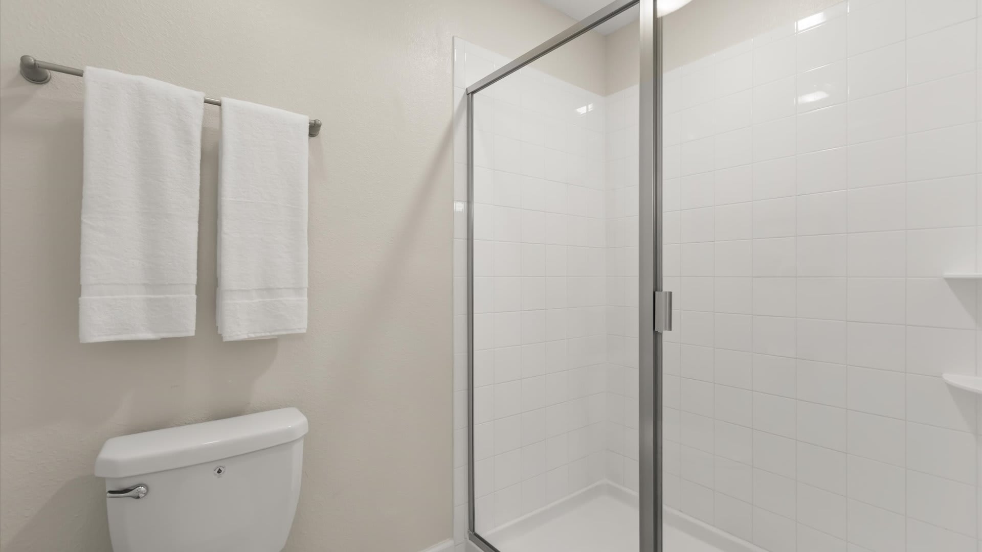 Spacious standing shower