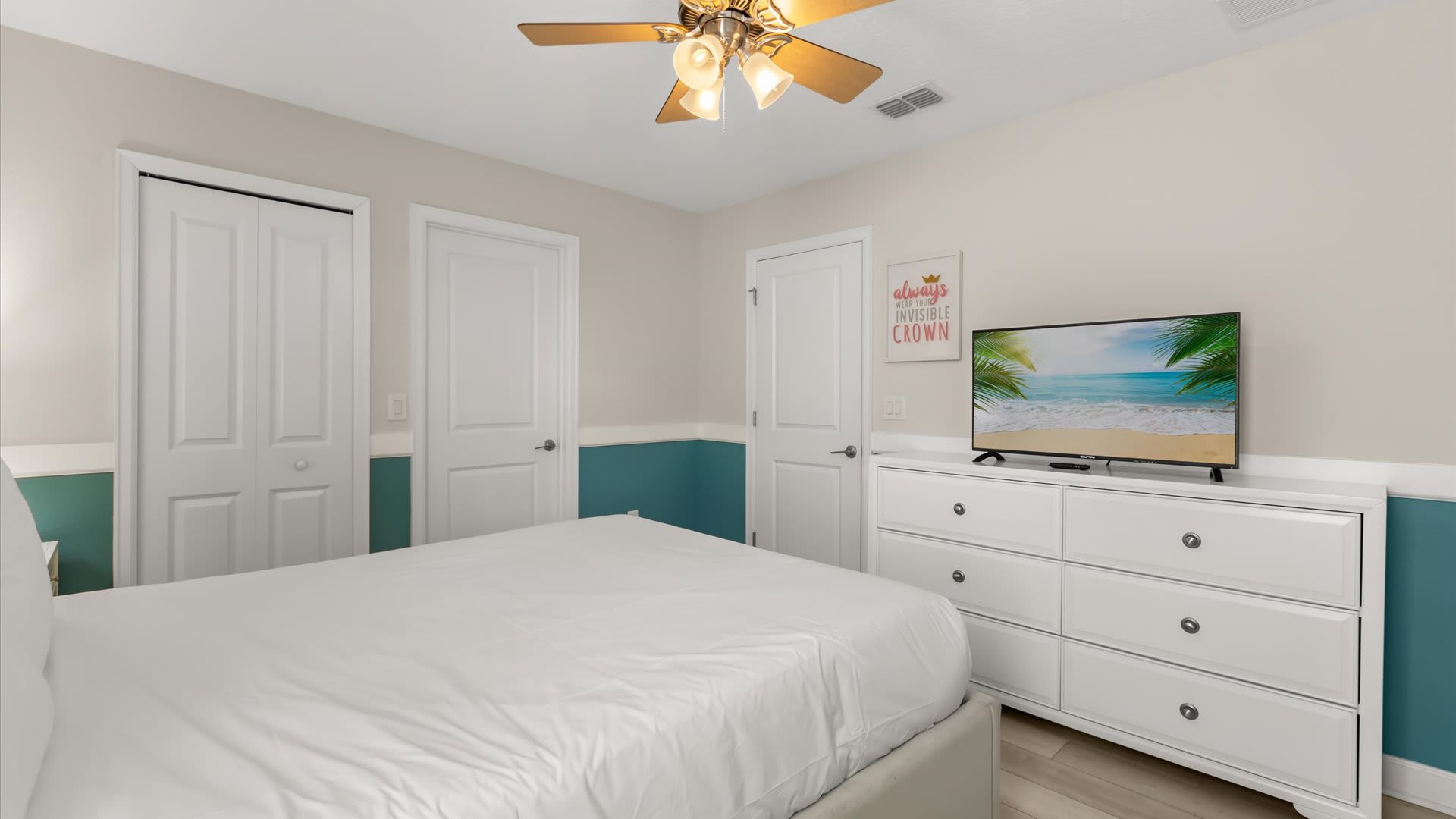 Second Floor, Queen Bed + Shared Bath: Another comfortable queen option with calming décor and shared bath access for convenience.