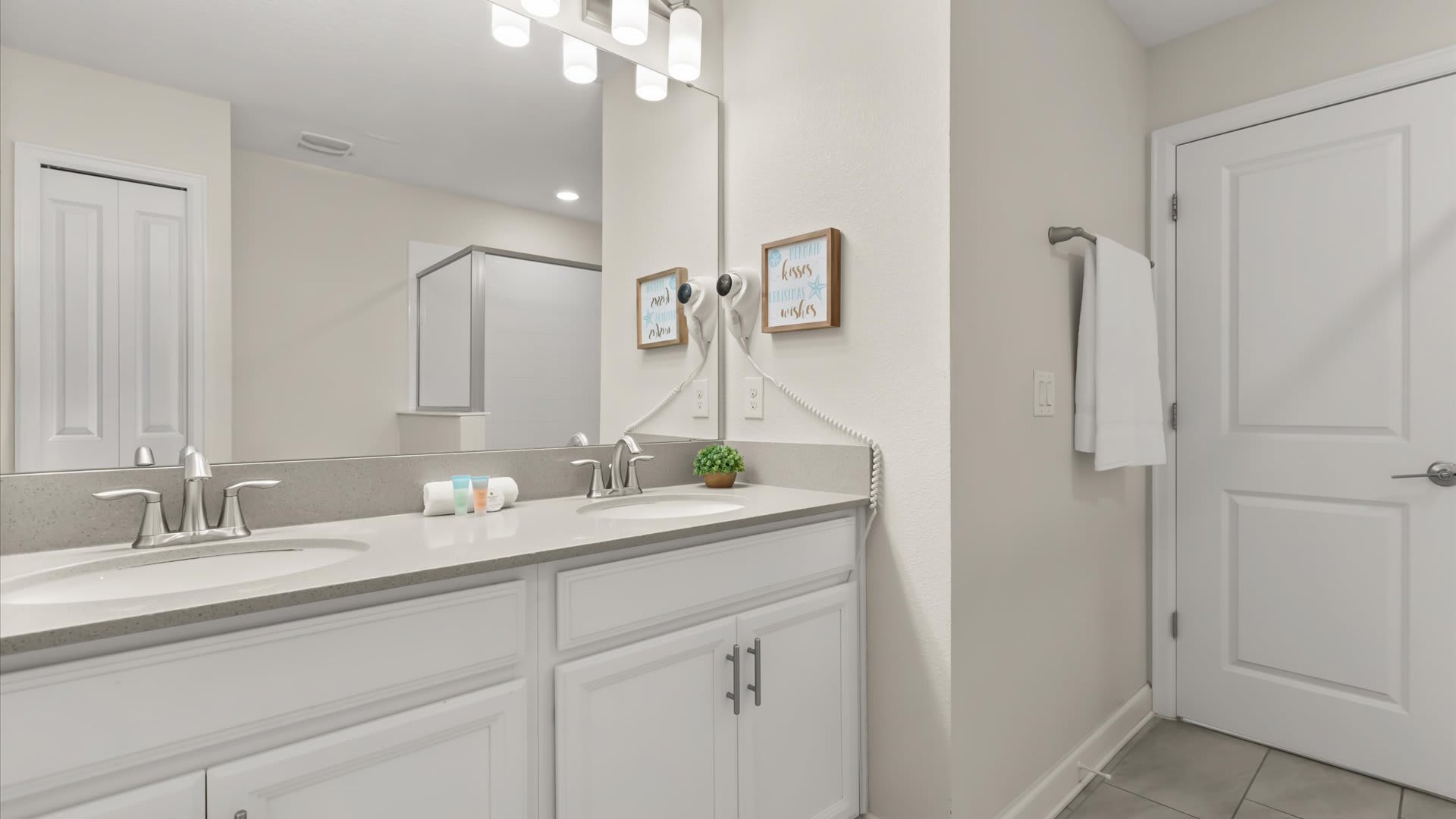 Spacious Full Bathroom: with a double basin, and a spacious standing shower 