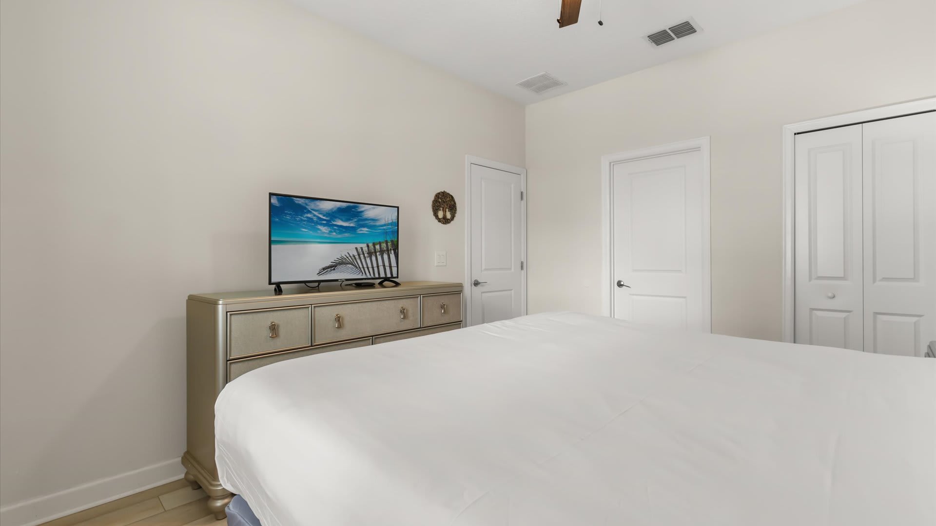 First Floor, King Bed + Ensuite: Comfort meets privacy with a luxurious king bed and a sleek ensuite bathroom, ideal for couples seeking their own sanctuary.