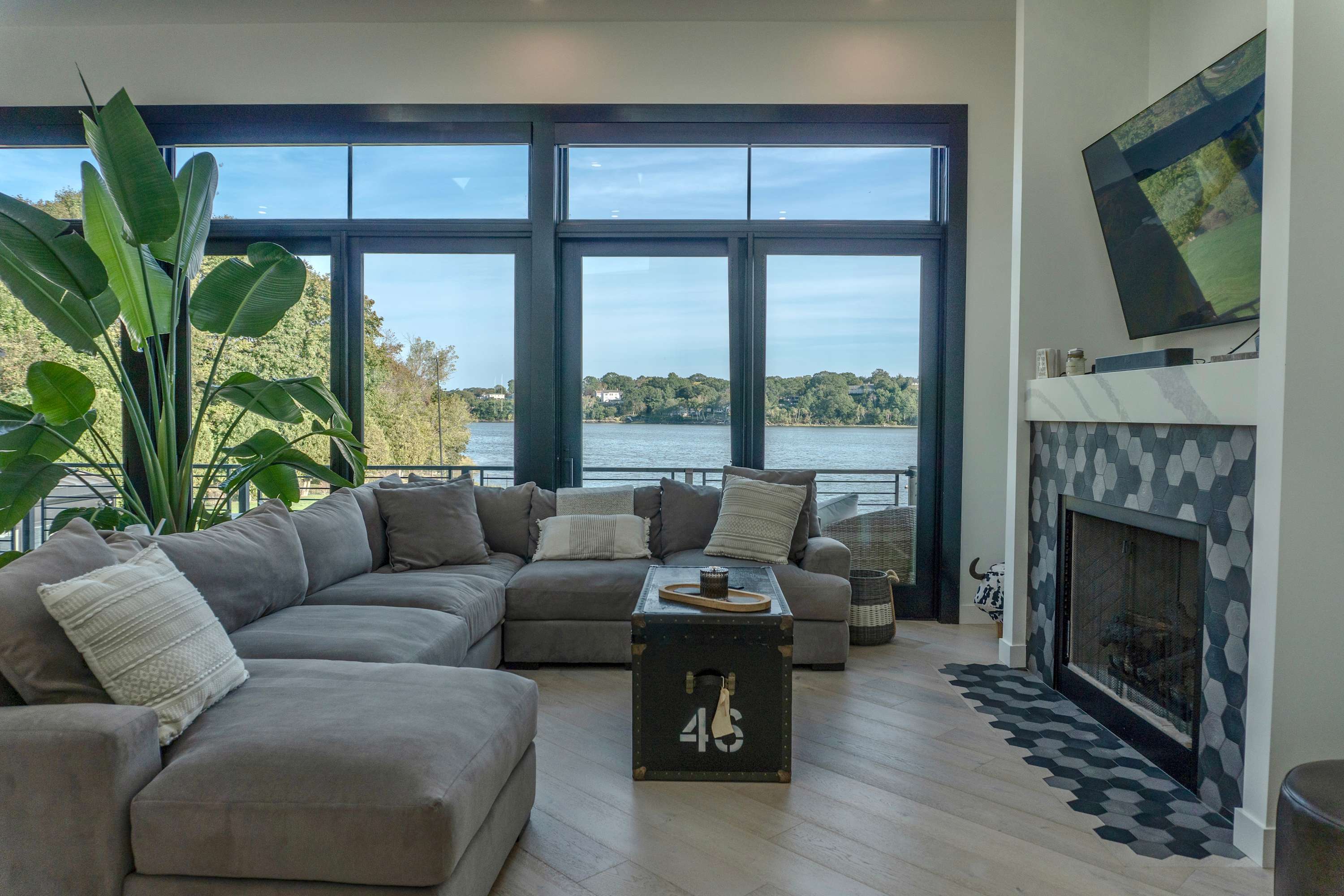 Salem Waterfront Couples Retreat - 1 mi Downtown!