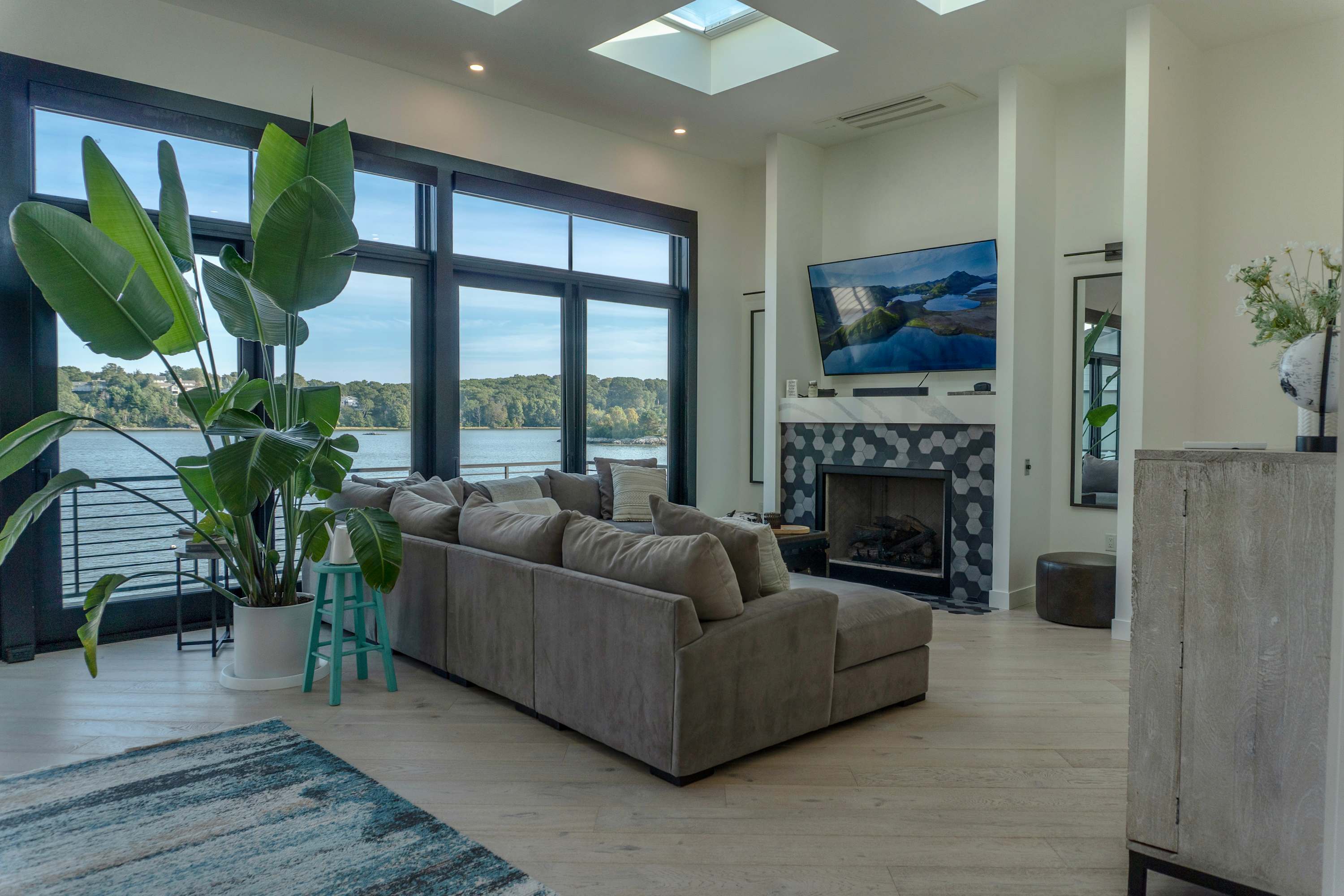 Salem Waterfront Couples Retreat - 1 mi Downtown!