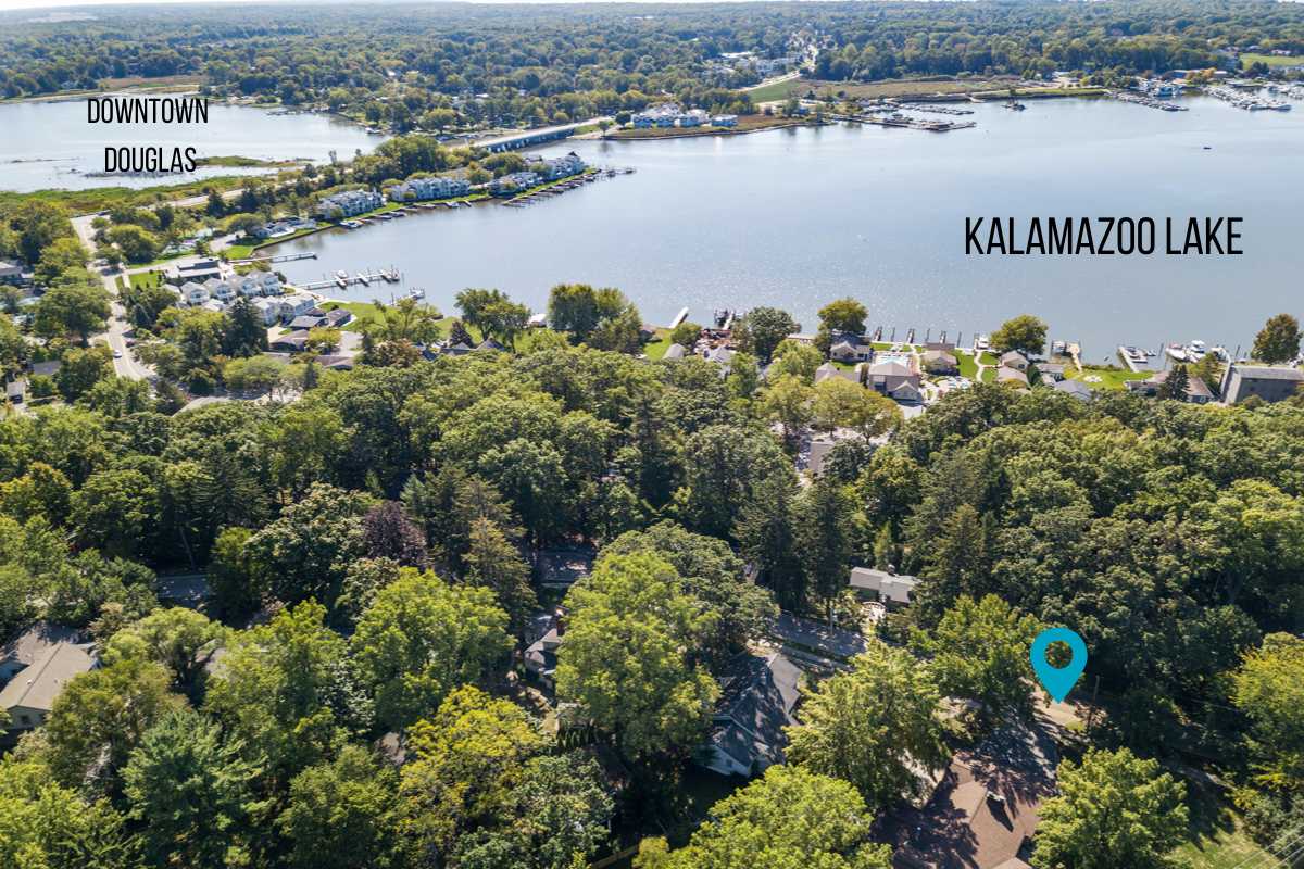 Charming Saugatuck Getaway by Lake Shops 37