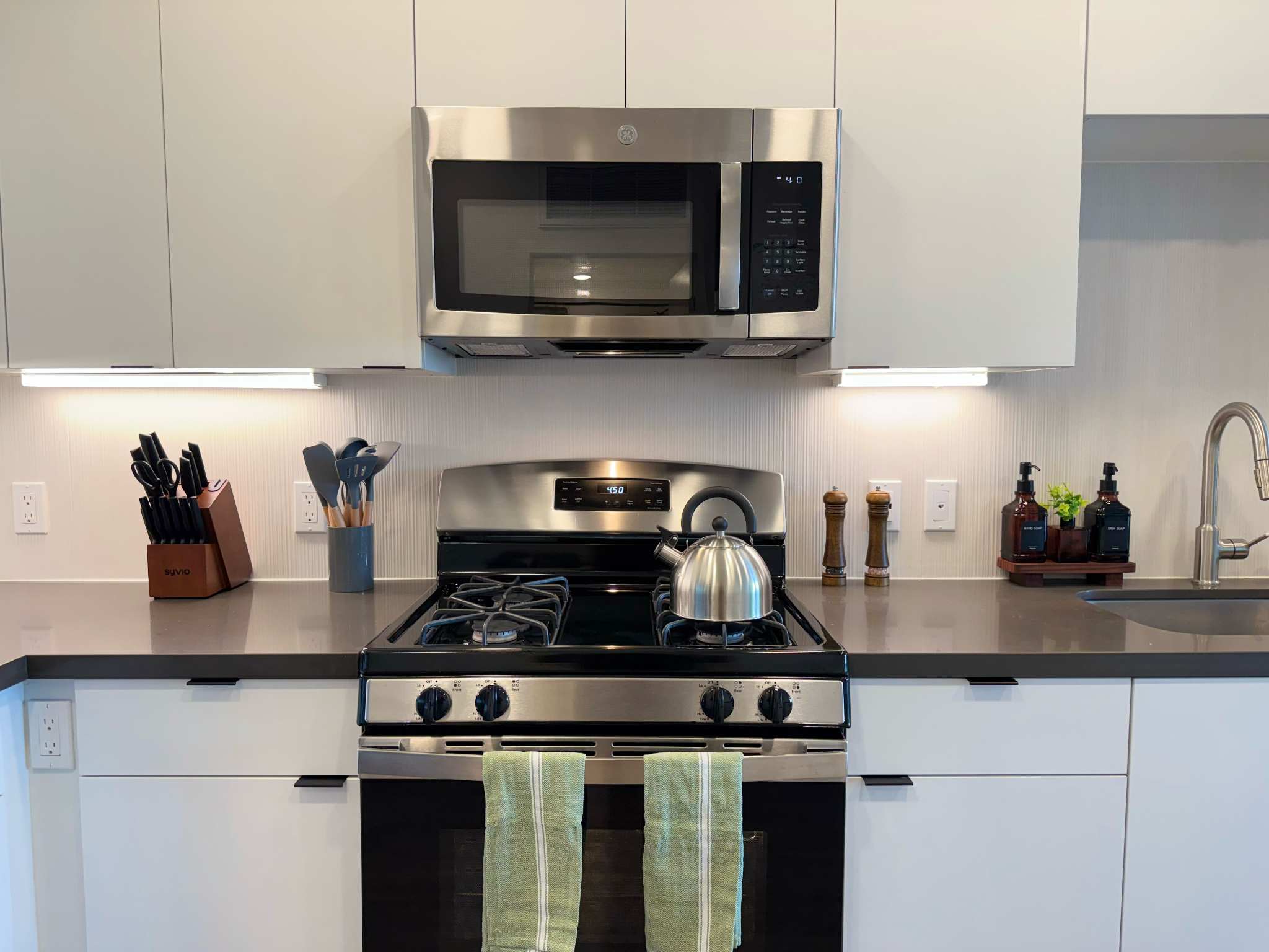 Stylish Apartment Near Disneyland w/ Pool & Gym
