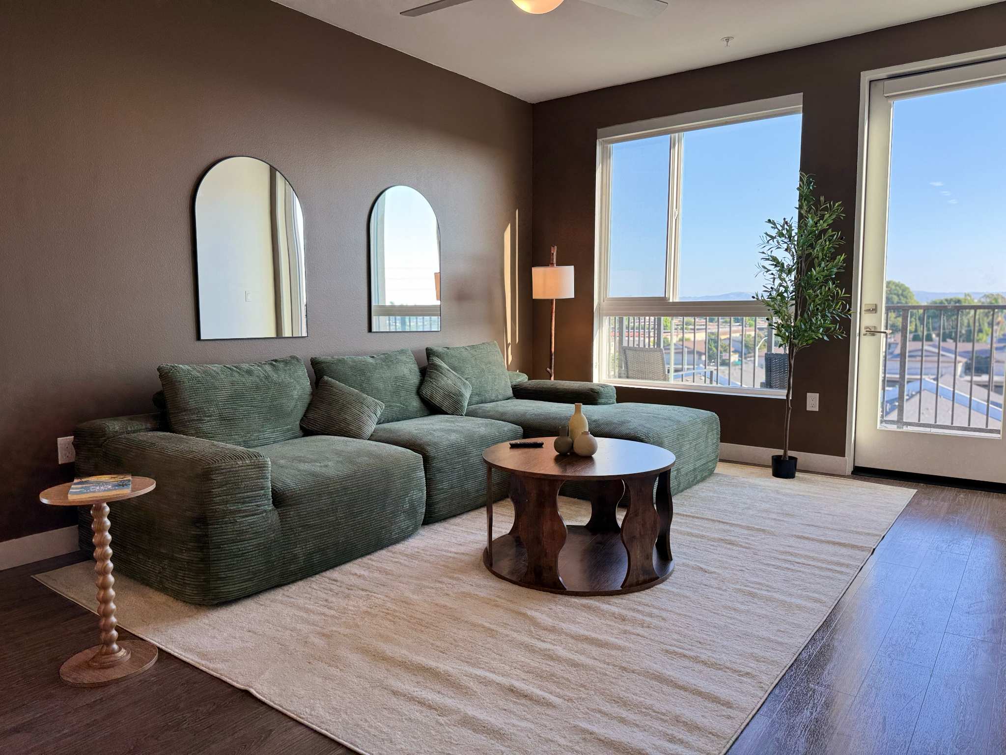 Stylish Apartment Near Disneyland w/ Pool & Gym
