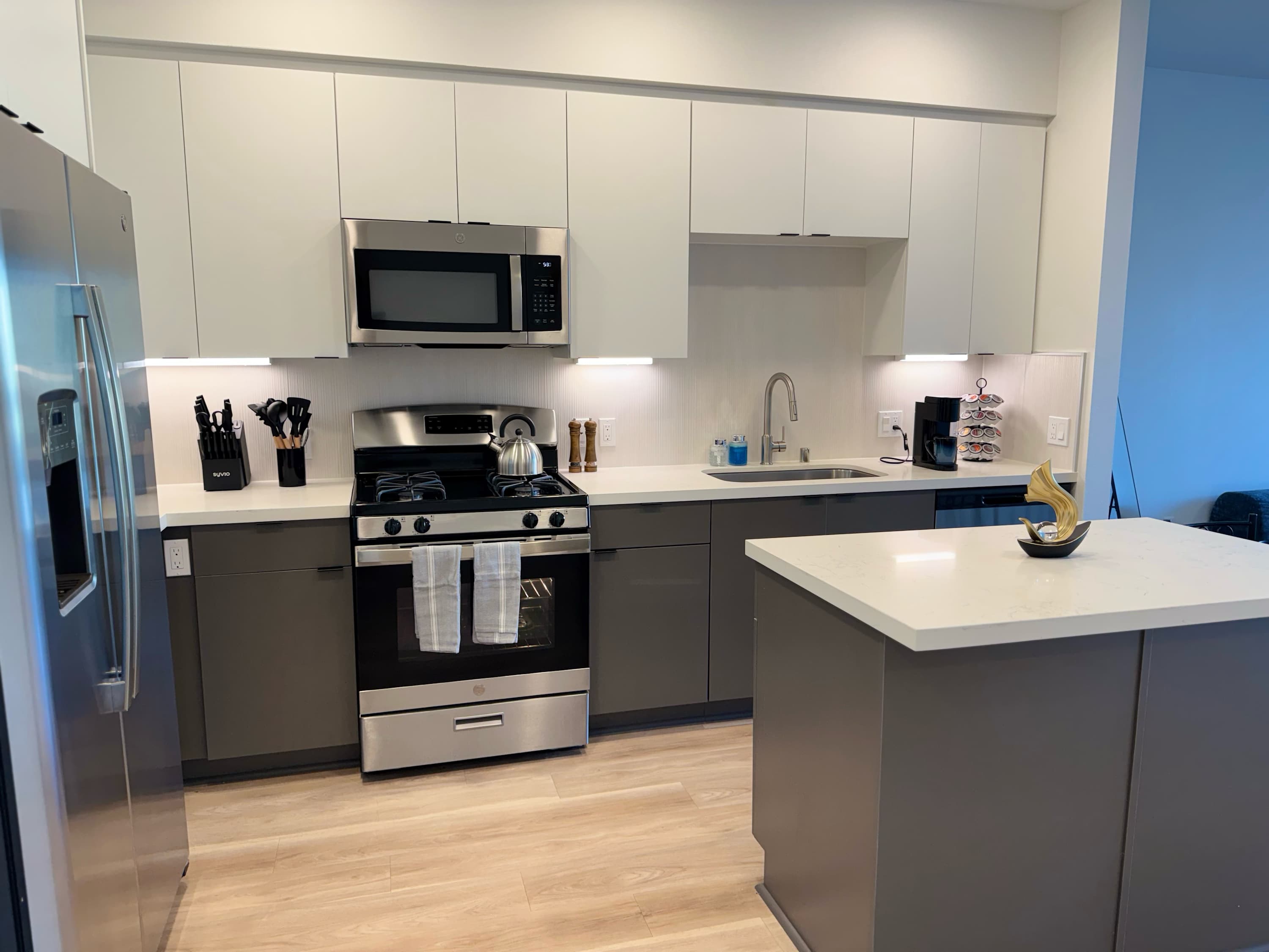 Premium Apt 10 Min to Disneyland | Pool & Gym