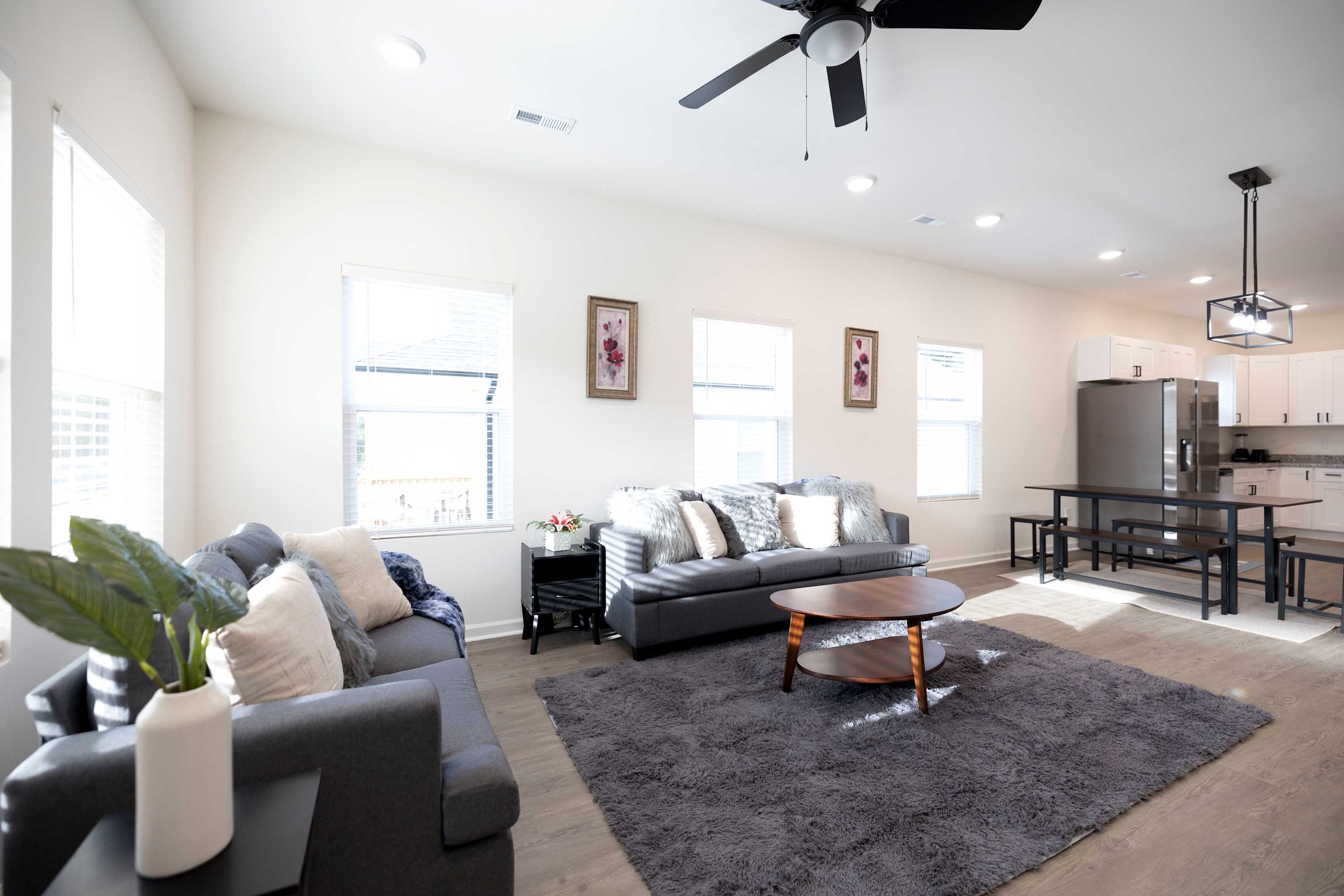 Fenced-in Backyard And Fast Wi-fi - Spacious And Inviting Haven - Burlington, NC
