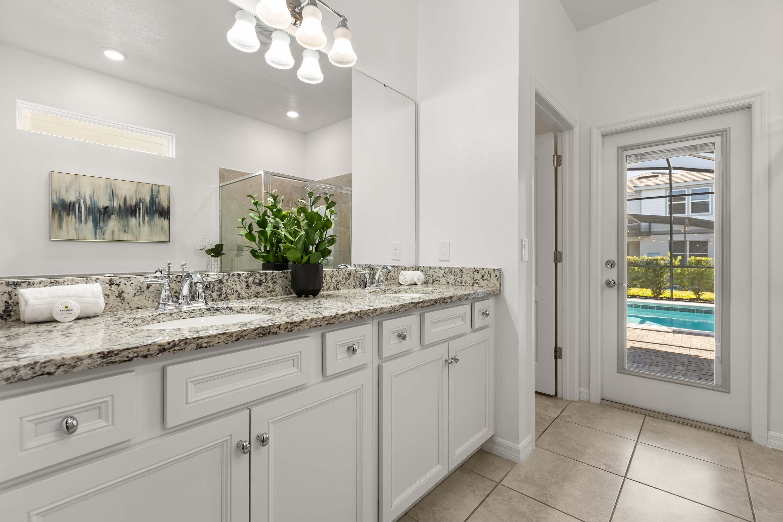 Spacious en-suite bathroom with double basin 