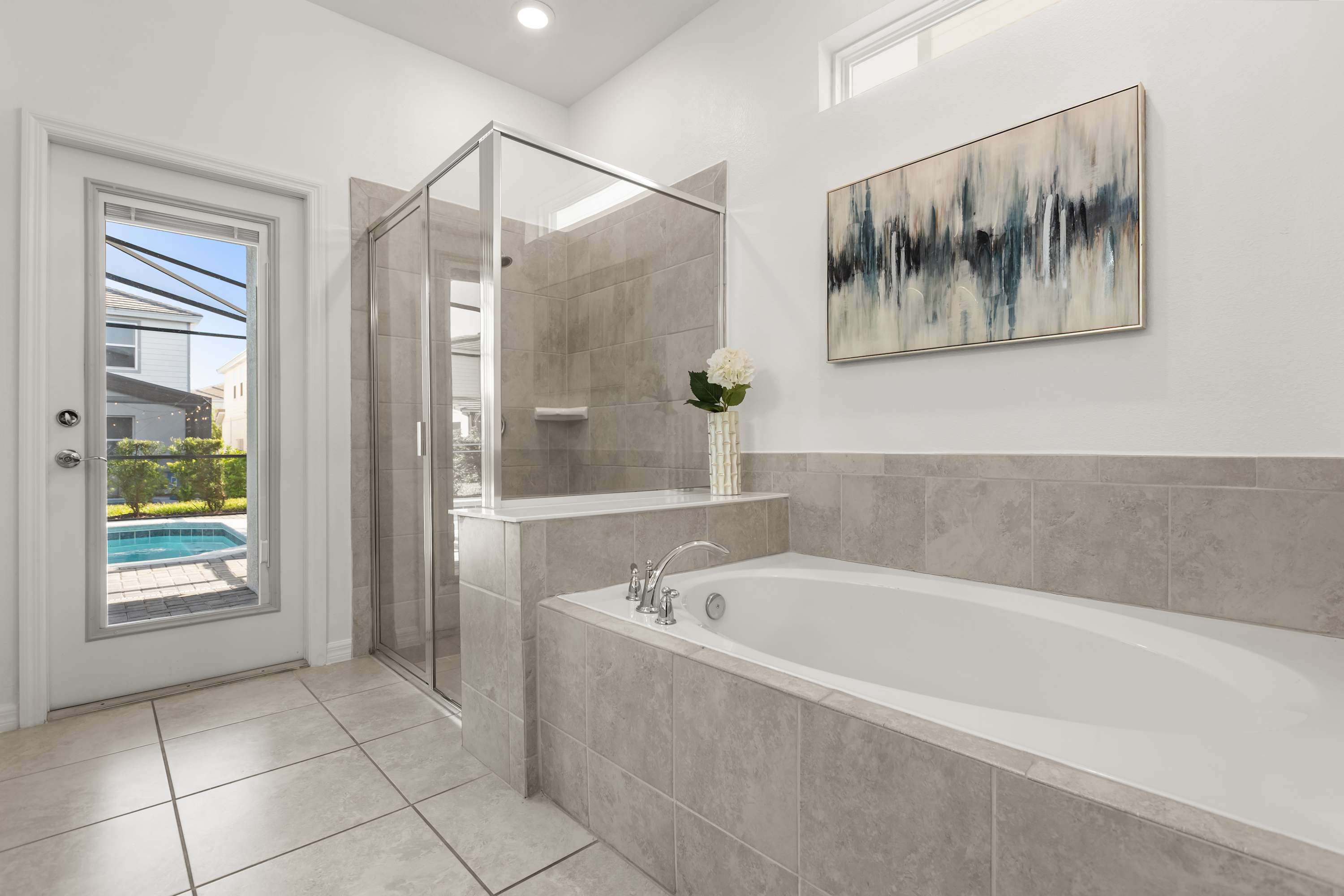 Spacious en-suite bathroom with double basin, spa-like bathtub and standing shower