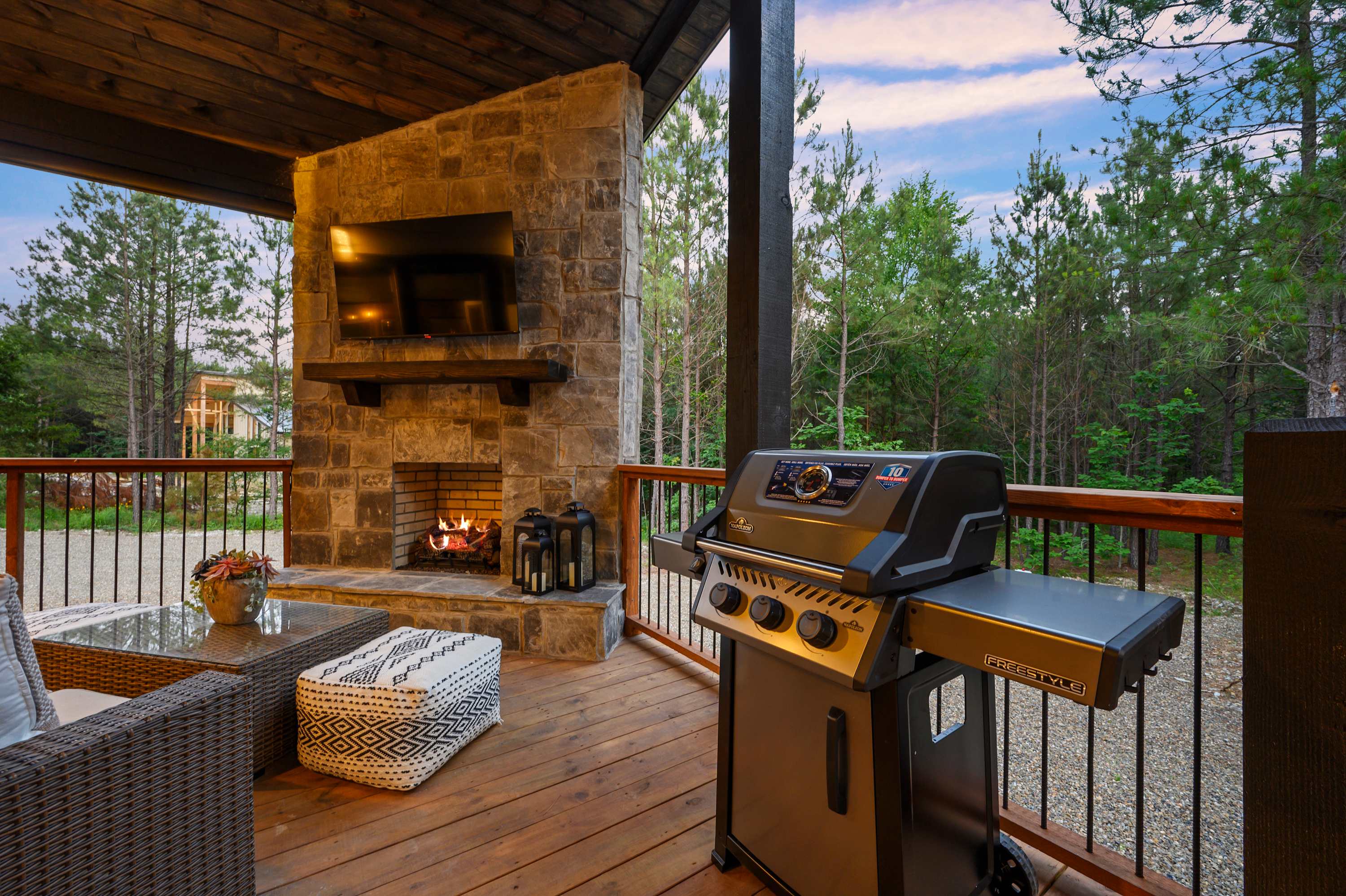 New! At Ease Romantic Honeymoon Cabin Hot Tub