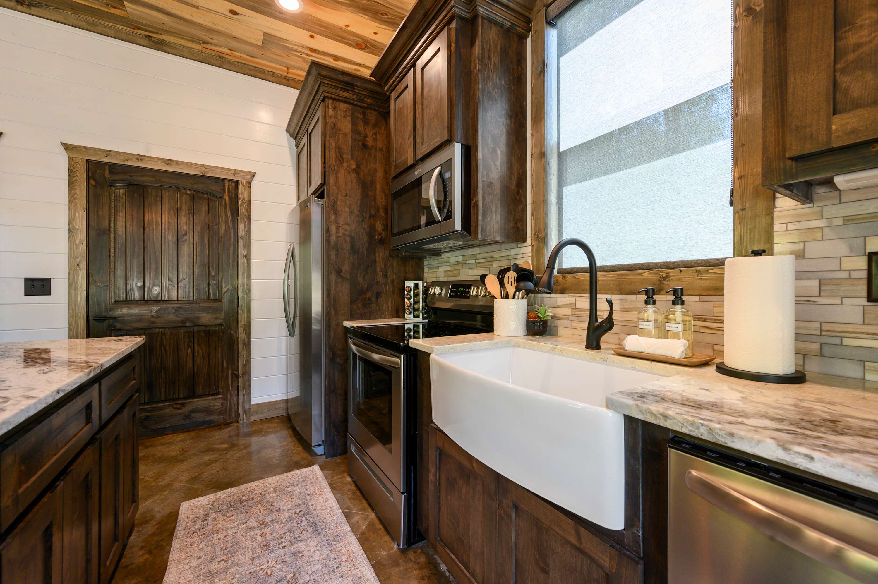 New! At Ease Romantic Honeymoon Cabin Hot Tub