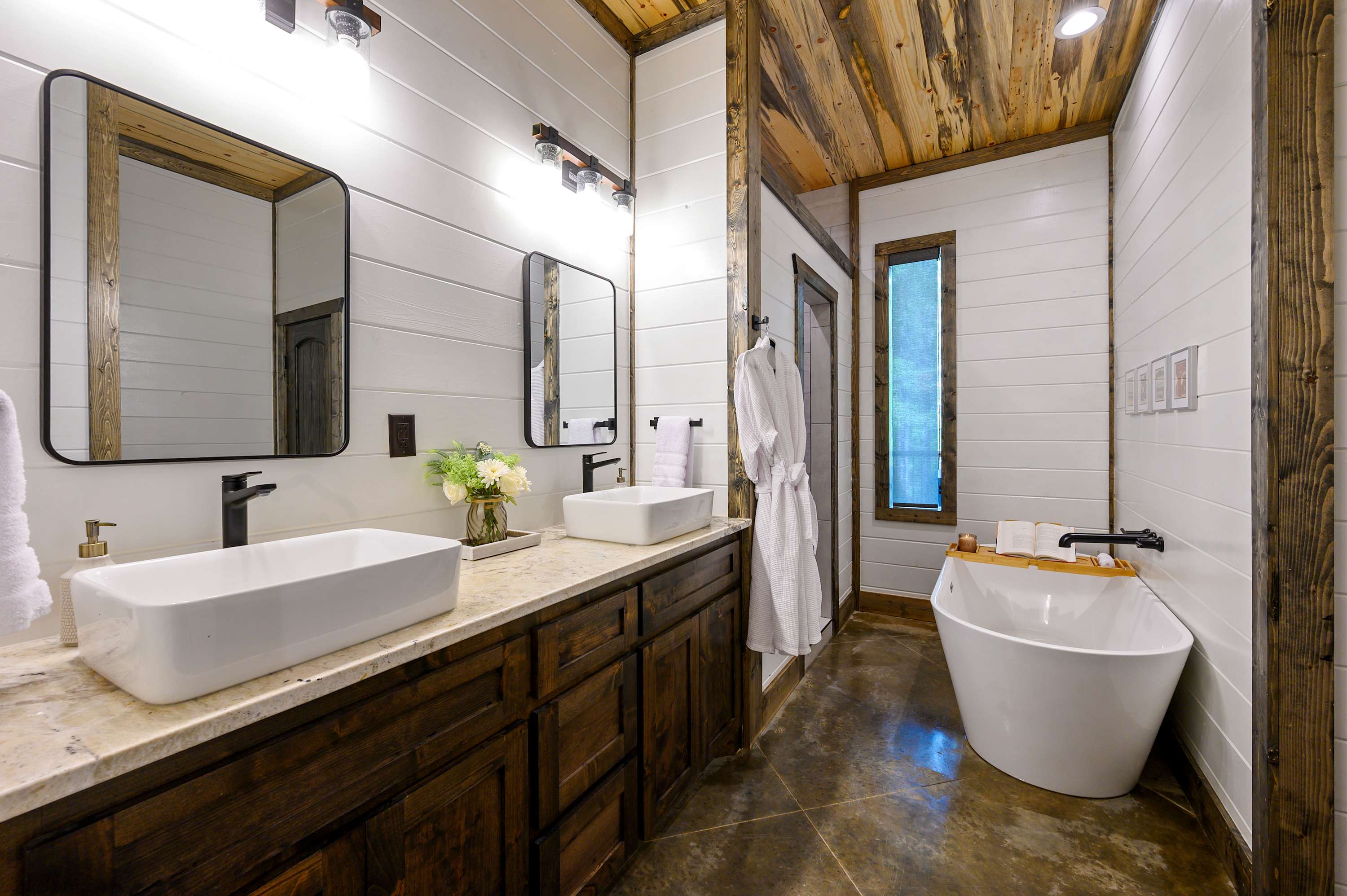 New! At Ease Romantic Honeymoon Cabin Hot Tub
